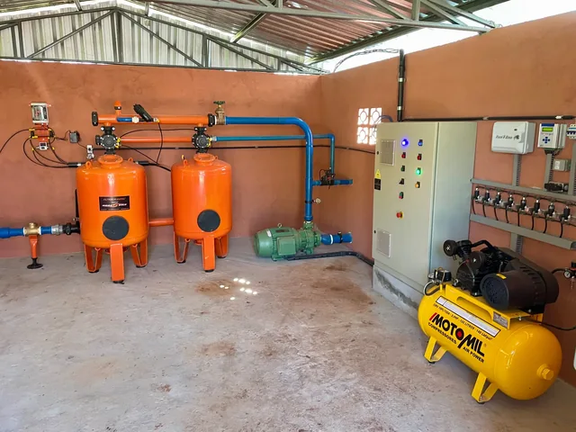 Estação de irrigação do acervo da Perin, com bombeamento, filtragem e painel de controle